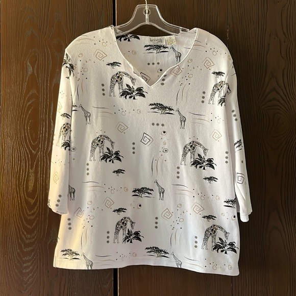 Keneth too! Vintage 3/4 sleeved white top with giraffes. Size XL - Picture 1 of 9